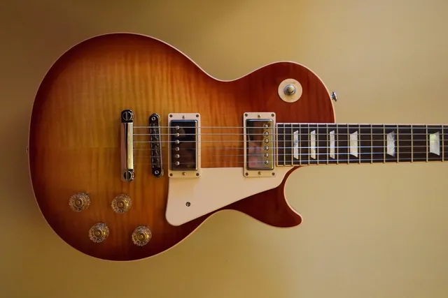 Roscoe LP Electric Guitar Tobacco Burst Quilt Maple w/Case